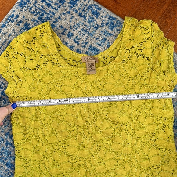 Chartreuse lace top with lining size M - Picture 4 of 4